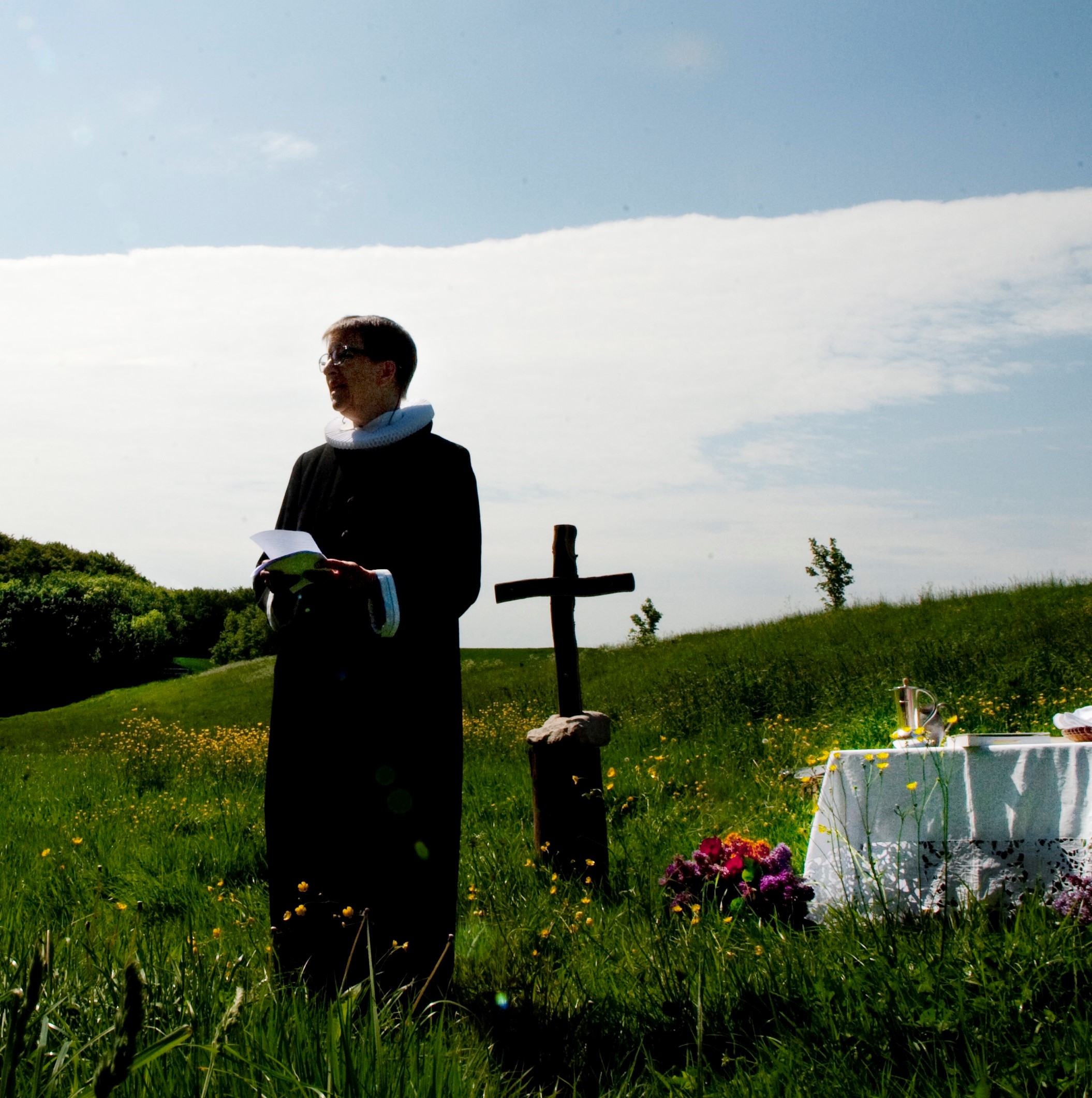 friluftsgudstjeneste fra Mesing Kirke - ved Tingh¿j. Pr¾st er Lise Palstr¿m