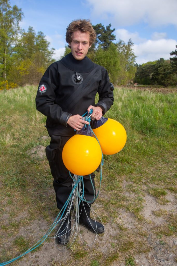 Simon Weber Marcussen er ved at sætte nye bøjer i vandet