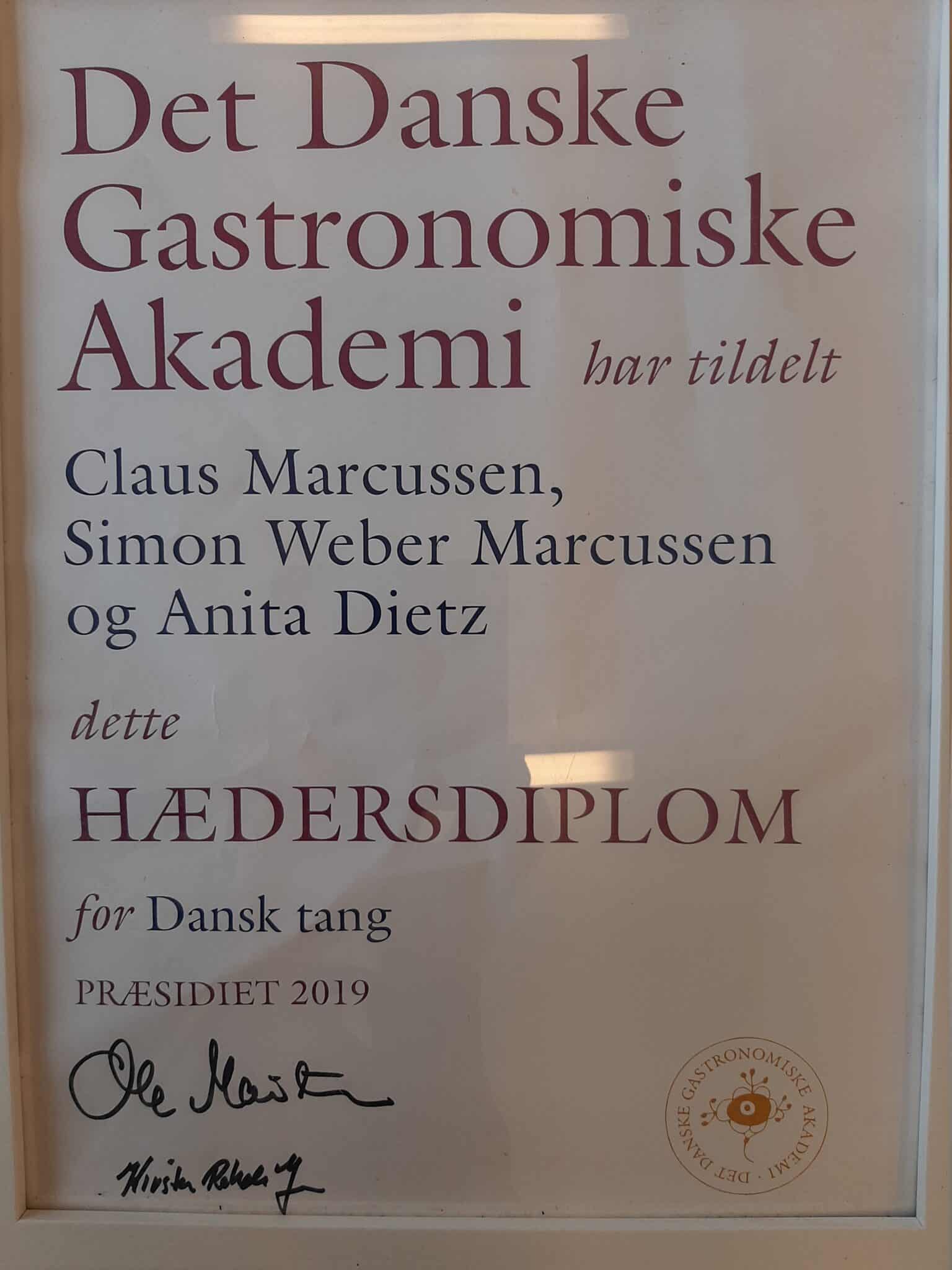 Dansk tang overrakt det danske gastronomiske hædersdiplom