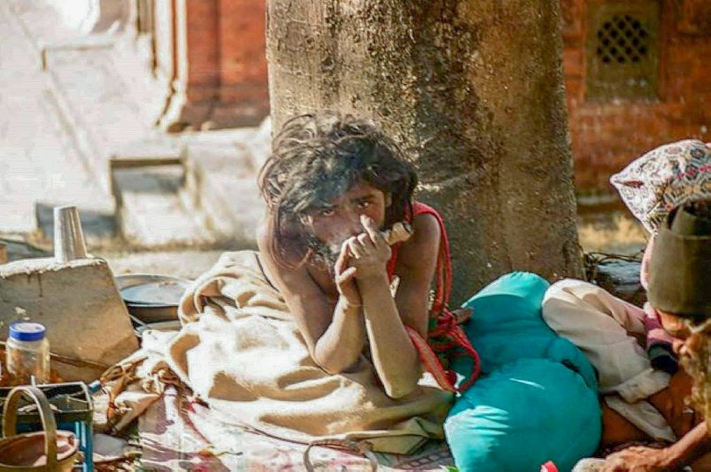 This image has an empty alt attribute; its file name is The-camp-of-wandering-Hindu-ascetic-Sadhu-smoking-charas-Pashupatinath-Temple-area-Kathmandu-1-1024x680.jpg