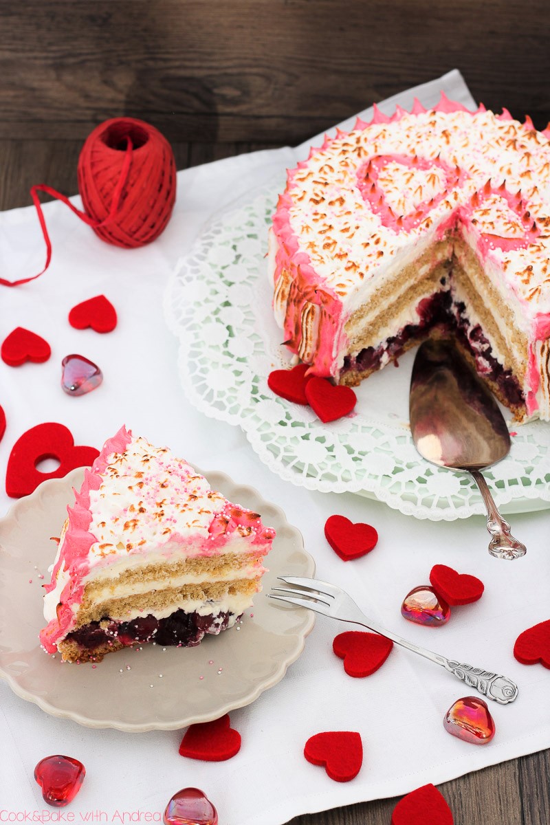 Valentinstag_Geschenkidee_Torte mit Kirschen und Baiser_angeschnitten