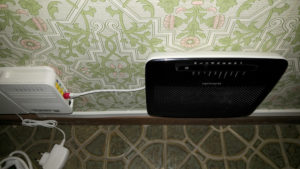 Gamla Telia Technicolor router och anslutning till fiberoptikdosan hos en kund på Djursholm.