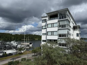 Effektiv nätverkstäckning för villor och bostadsrätter med flera våningar – installerat av Datorkirurgen AB på Lidingö.