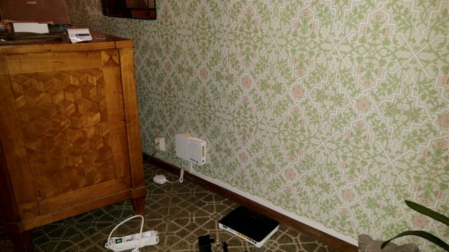 Vi befinner oss i hallen på ett stort villa i Djursholm utanför Stockholm och fått i uppdrag att installera Telias Technicolor Router. Installation av Telia Internet router och anslutning till fiberoptikdosan hos en kund på Djursholm.