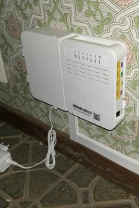 Bilden visar fiberoptikdosan som installerades tidigare i villan i Djursholm. Det är Telia som är leverantören av Internet. Installation av Telia Internet router och anslutning till fiberoptikdosan hos en kund på Djursholm.