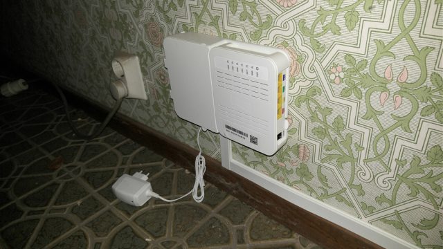 Bilden visar fiberoptikdosan som installerades tidigare i villan i Djursholm. Det är Telia som är leverantören av Internet. Installation av Telia Internet router och anslutning till fiberoptikdosan hos en kund på Djursholm.