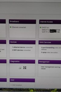 Efter installation av Routern behöver vi via Routerns admin-panel ändra nätverksnamnet (SSID) som sänds ut samt ändra lösenordet. Installation av Telia Internet router och anslutning till fiberoptikdosan hos en kund på Djursholm.