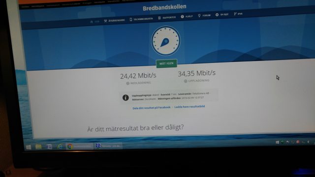 Efter installationen mäter vi hastigheten direkt mot fiberoptikdosan och kommer fram till att det är ngt fel på fiberoptikdosan eftersom hastigheten är låg och signalen instabilt. . . . Installation av Telia Internet router och anslutning till fiberoptikdosan hos en kund på Djursholm.