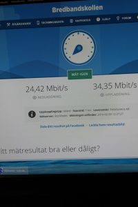Efter installationen mäter vi hastigheten direkt mot fiberoptikdosan och kommer fram till att det är ngt fel på fiberoptikdosan eftersom hastigheten är låg och signalen instabilt. . . . Installation av Telia Internet router och anslutning till fiberoptikdosan hos en kund på Djursholm.