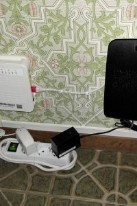 Routern är nu uppsatt ca 35 cm från Telia fiberoptikdosan (bilden visar det färdiga resultatet). Installation av Telia Internet router och anslutning till fiberoptikdosan hos en kund på Djursholm.