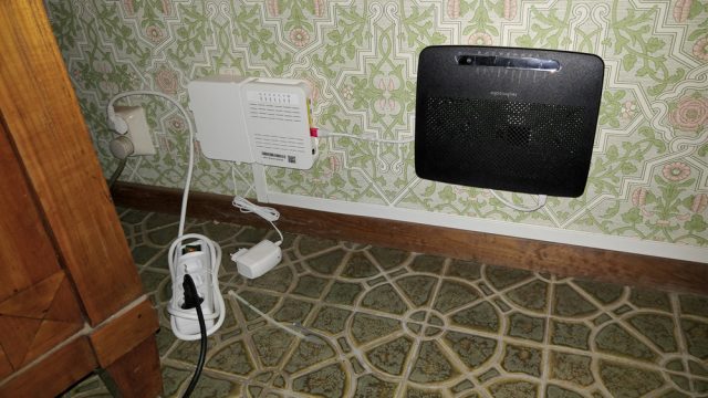 Vi vill att Routern skall placeras mellan 30-50 cm från fiberoptikdosan (bilden visar det färdiga resultatet). Installation av Telia Internet router och anslutning till fiberoptikdosan hos en kund på Djursholm.