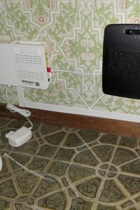 Vi vill att Routern skall placeras mellan 30-50 cm från fiberoptikdosan (bilden visar det färdiga resultatet). Installation av Telia Internet router och anslutning till fiberoptikdosan hos en kund på Djursholm.