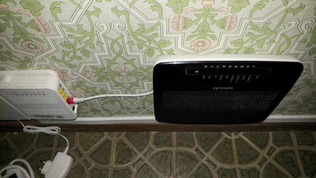 Installation av Telia Internet router och anslutning till fiberoptikdosan hos en kund på Djursholm. Installation av Telia Internet router och anslutning till fiberoptikdosan hos en kund på Djursholm.