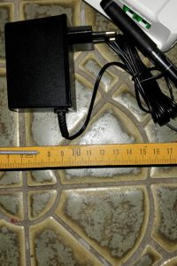 Skruven skall vara 7 cm lång. Vi vill dels få plats med LAN-kabeln bakom Routern samt att lätt/flexibelt kunna lyfta ner/upp Routern från väggen. Installation av Telia Internet router och anslutning till fiberoptikdosan hos en kund på Djursholm.