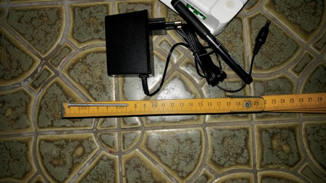 Skruven skall vara 7 cm lång. Vi vill dels få plats med LAN-kabeln bakom Routern samt att lätt/flexibelt kunna lyfta ner/upp Routern från väggen. Installation av Telia Internet router och anslutning till fiberoptikdosan hos en kund på Djursholm.