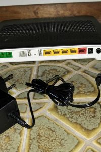 Se till att du har fått Telias nya Technicolor Router. Läs mer om problemet med den gamla Router på vår hemsida under Info & tips-->Telia Technicolor Router, en av dem sämsta på marknaden! Installation av Telia Internet router och anslutning till fiberoptikdosan hos en kund på Djursholm.