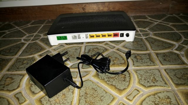 Se till att du har fått Telias nya Technicolor Router. Läs mer om problemet med den gamla Router på vår hemsida under Info & tips-->Telia Technicolor Router, en av dem sämsta på marknaden! Installation av Telia Internet router och anslutning till fiberoptikdosan hos en kund på Djursholm.