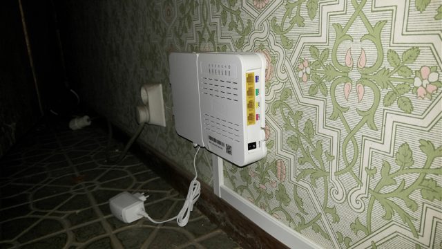 För att få Internet behöver WAN-porten på routern anslutas till den röda porten på fiberoptikdosan. Har ni även beställd tv-kanaler skall LAN-porten på digitalboxen anslutas till den gula porten på fiberoptikdosan. Installation av Telia Internet router och anslutning till fiberoptikdosan hos en kund på Djursholm.