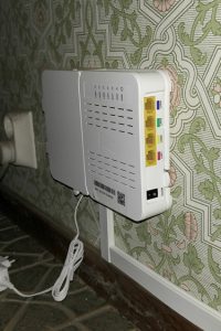 För att få Internet behöver WAN-porten på routern anslutas till den röda porten på fiberoptikdosan. Har ni även beställd tv-kanaler skall LAN-porten på digitalboxen anslutas till den gula porten på fiberoptikdosan. Installation av Telia Internet router och anslutning till fiberoptikdosan hos en kund på Djursholm.