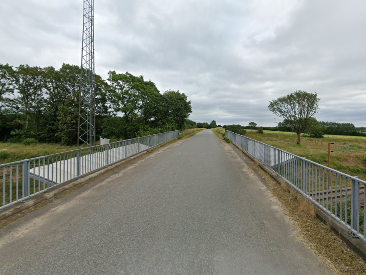 Jungen kletterten auf der Außenseite der Eisenbahnbrücke