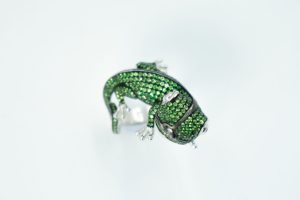 top-view-green-emerald-gecko-ring-dc-jewellers-high-end-animal-jewelry