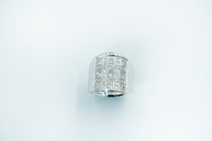 angled-view-dc-jewellers-platinum-princess-diamond-ring-luxury-jewelry