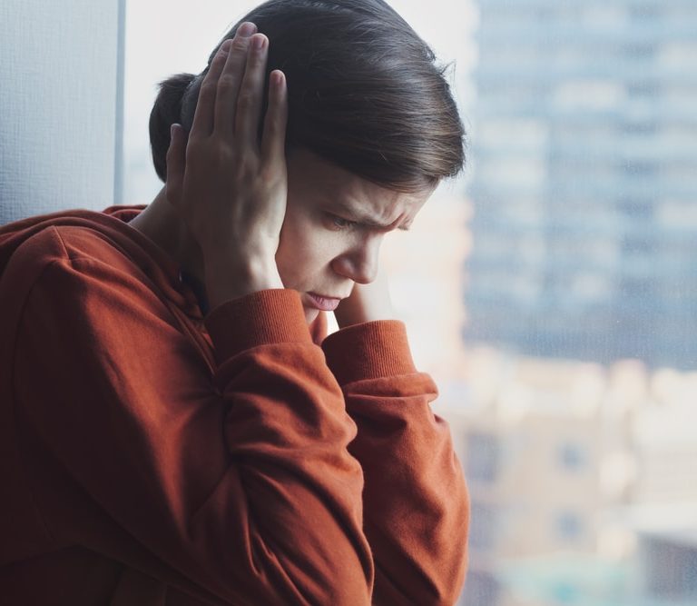 Waarom autisme bij vrouwen vaak op latere leeftijd wordt ontdekt