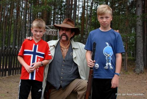 16. Deadwood City Jorgen og Kristian sammen med sheriffen Foto Jan Arne Dammen(15)