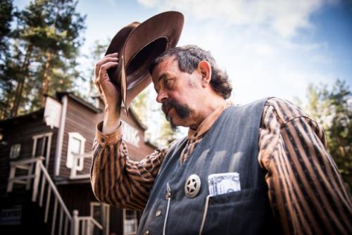Per Erik Anderson er sheriff i Deadwood City og sertifisert pyrotekniker. Hver sommer sørger han for spektakulært cowboyshow for reisende med museumsjernbanen Krøderbanen. Foto: Lisa Rypeng