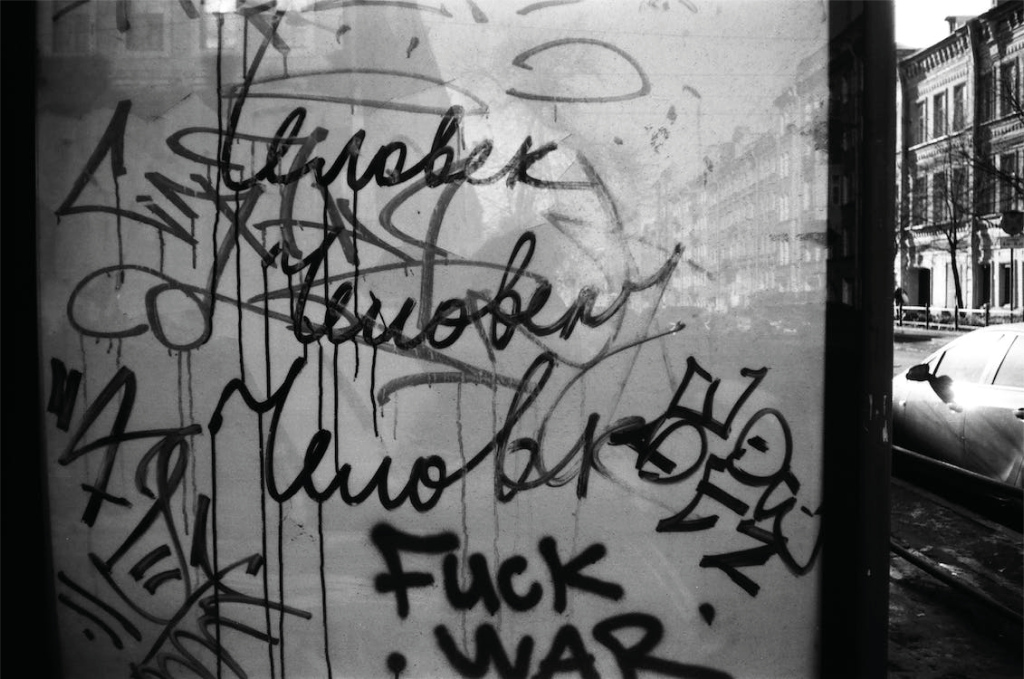 Öka tryggheten med säkerhetsfilm på fönster 3 graffiti
