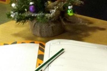 OPschrijfboekje voor kerstboom op tafel