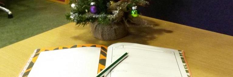 OPschrijfboekje voor kerstboom op tafel