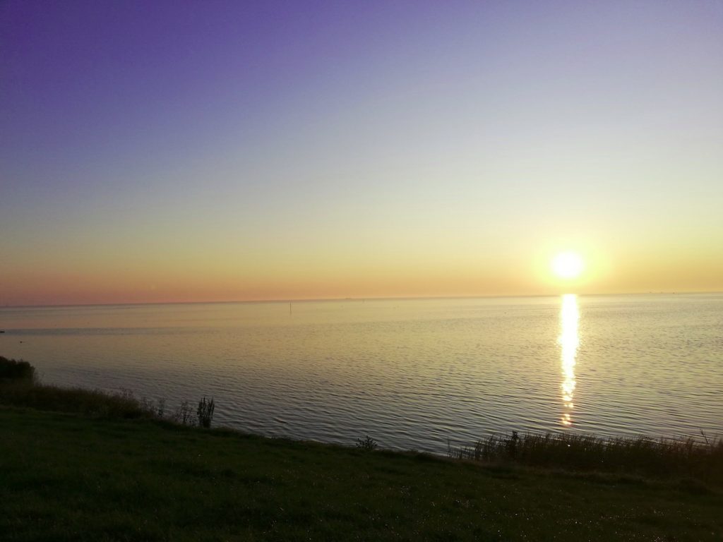 ondergaande zon in zee