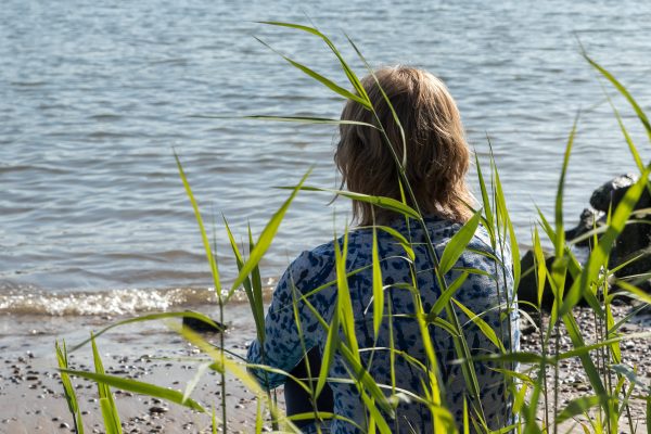 Judith op rug gezien aan het water