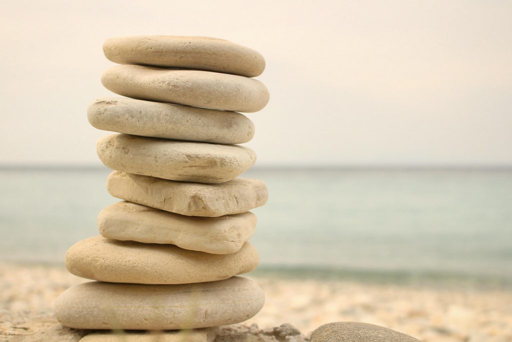 stapel platte stenen op het strand