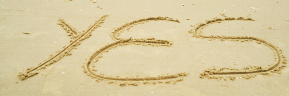 Yes in het zand geschreven op strand