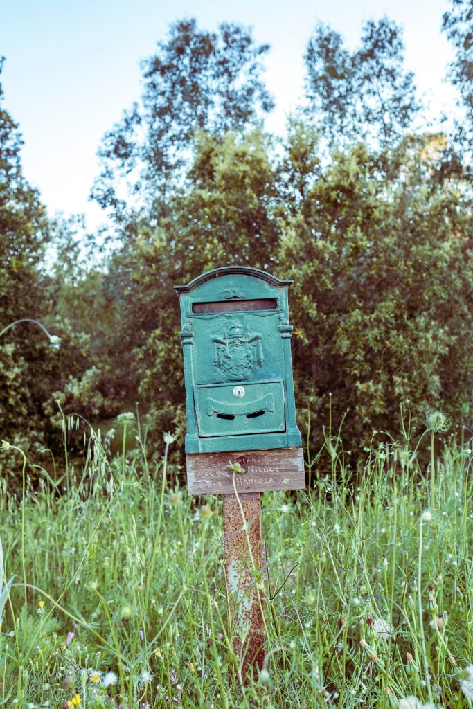 Oude brievenbus in groen veldje