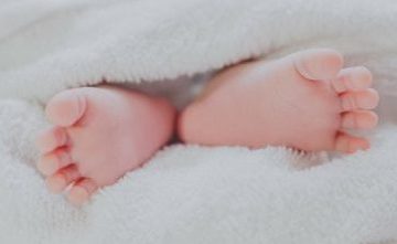 Baby voetjes in witte handdoek