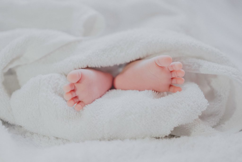 baby voetjes in dekentje
