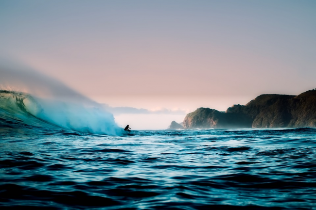 surf scene met kustlijn