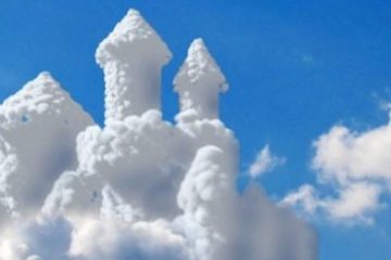 Wolken formatie die lijkt op een luchtkasteel