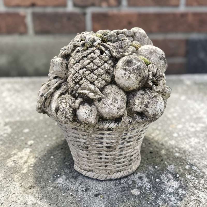 Oud betonnen ornament