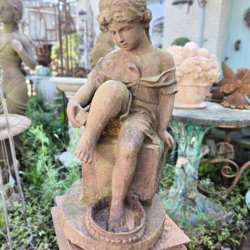 Beeld kindje in voetbad