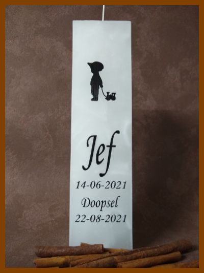 gepersonaliseerde doopkaars met doopnaam en doopdatum in een sierlijk lettertype en een afbeelding op de handgemaakte doopkaarsen