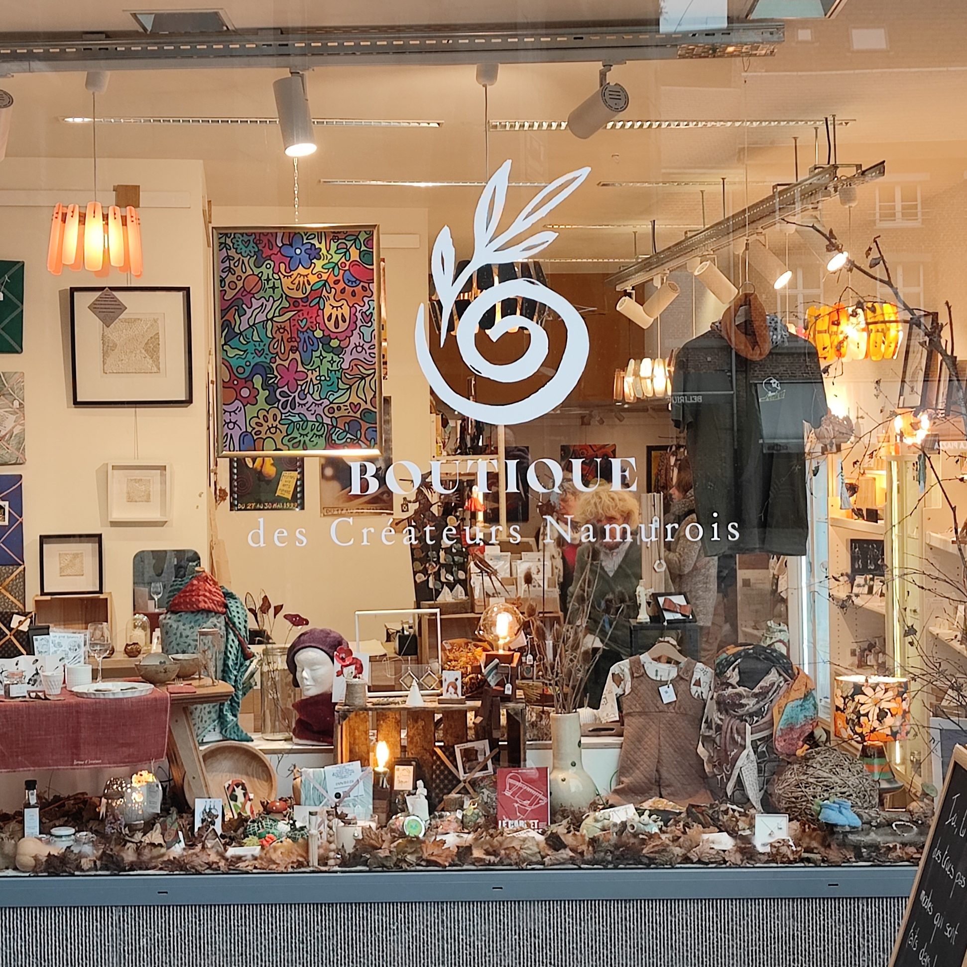 Le Carnet inspirales en bonnes place dans la vitrine de la Boutique des créateurs namurois