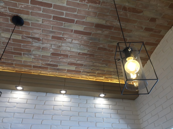 soffitto di un ristorante con volta a botte realizzato con pannelli finti mattoni , pannelli flex,