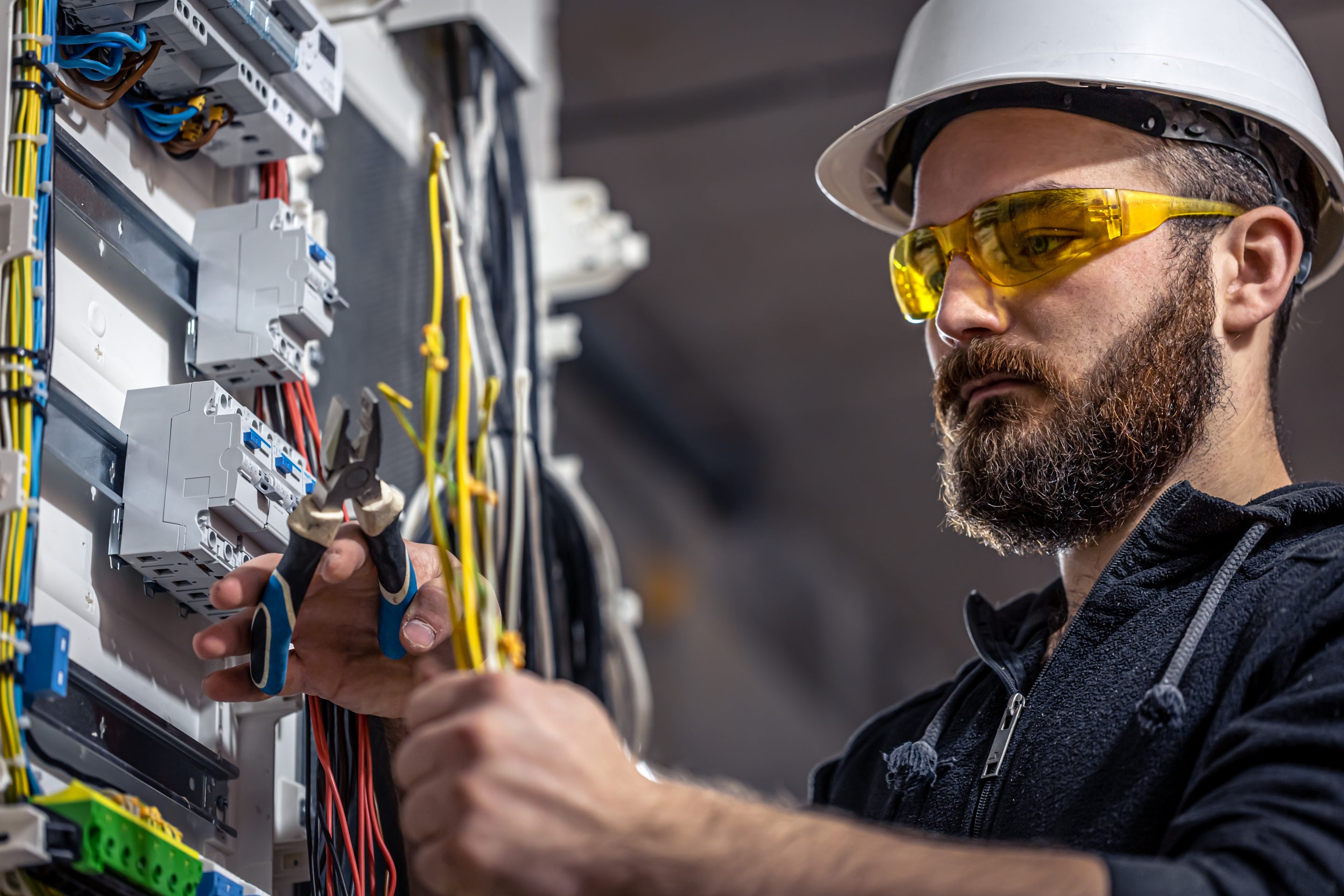 Algemene elektriciteitswerken: stopcontact, schakelaars, deurbel, databekaling, internetkabel aansluiten