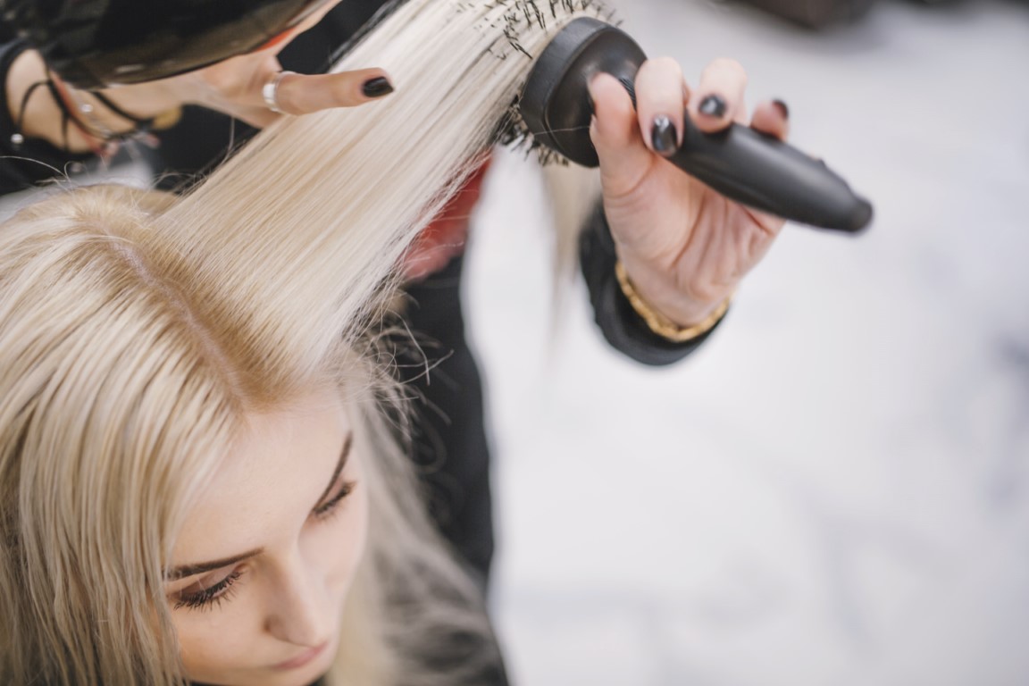 anonymer-friseur-der-haar-des-kunden-pflegt [1280x768]