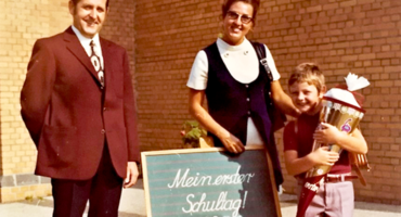 Frank Düring op zijn eerste schooldag met papa en mama
