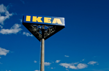 IKEA logo op paal met blauwe lucht